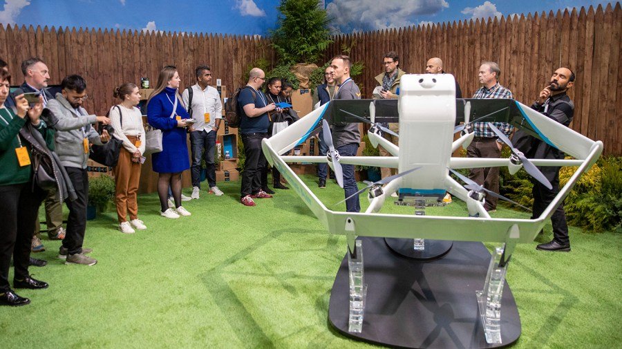 الضباط الفيدراليون الذين يحققون في الطائرات بدون طيار