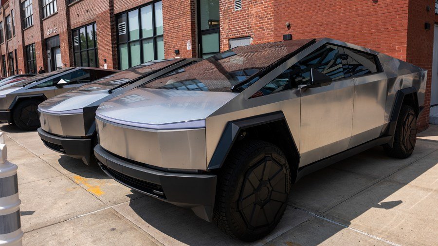 2 عائلة تتقدم إلى تسلا حول تصميم الأبواب بعد وفاة الاصطدام