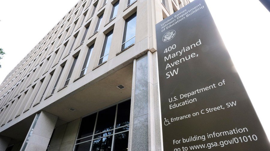 يرفع اتحاد العمال الفيدراليون دعوى قضائية ضد إنهاء الإدارة التعليمية.