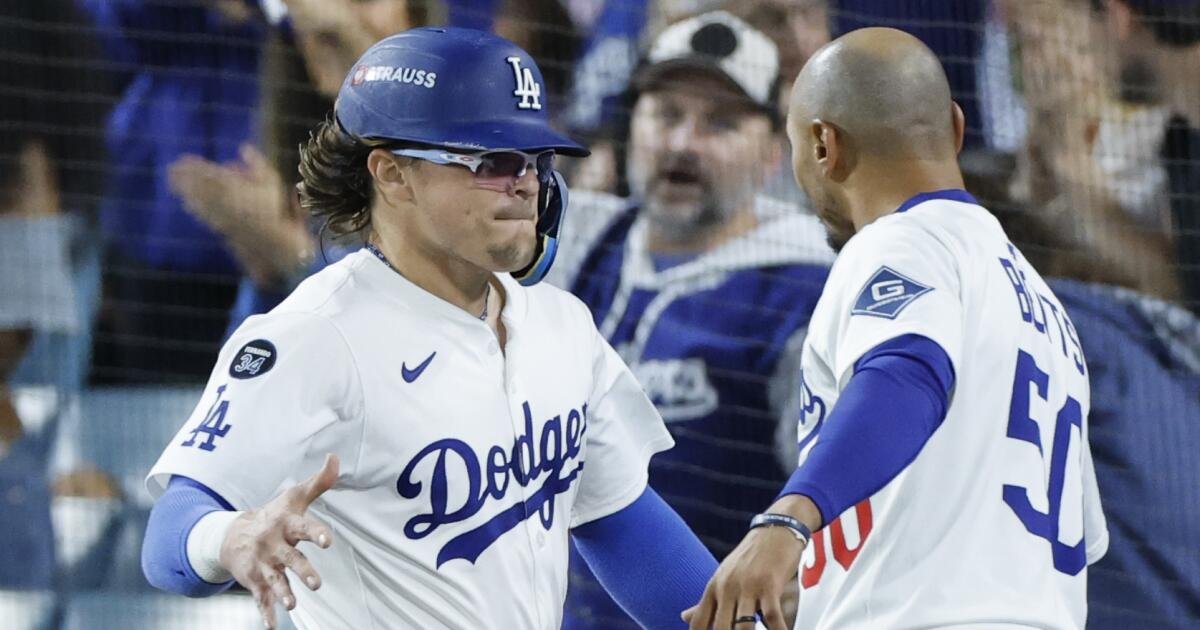 يجب أن يكون شهر أكتوبر لأن Super Kiké Hernández موجود هنا من أجل المتهربين