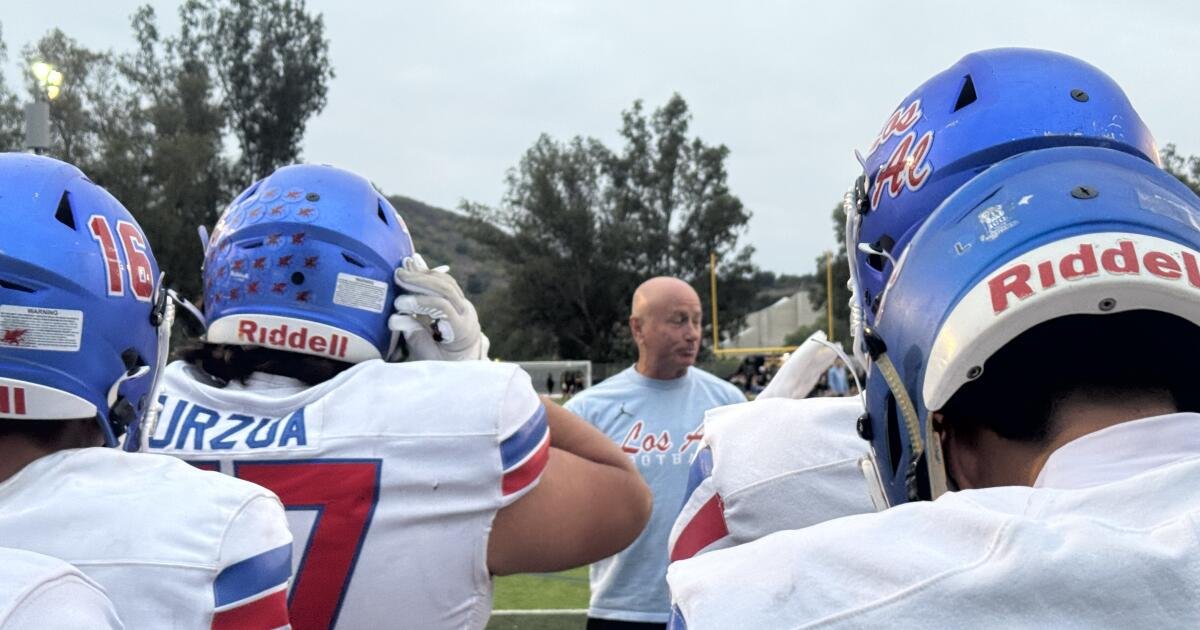 نشأ فريق لوس ألاميتوس لكرة القدم كمجموعة خلال بداية 7-0