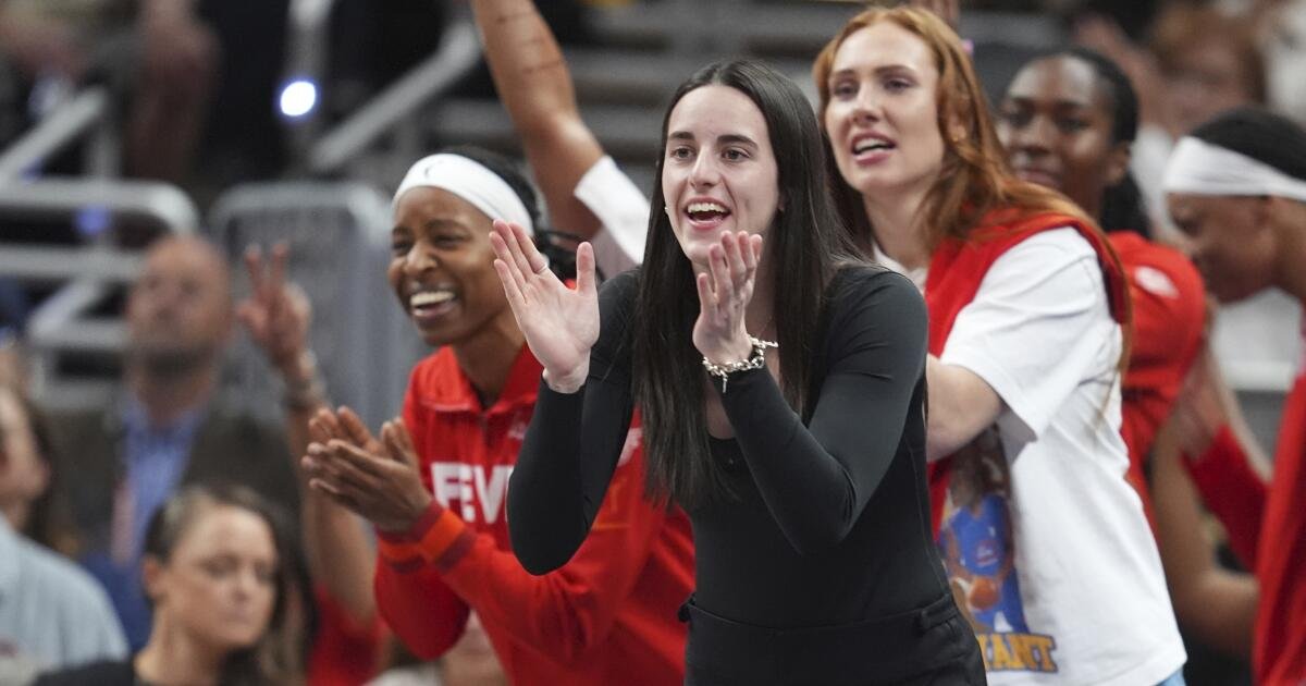 قال فاي كل شيء: كيتلين كلارك يدعم نافيسا كولير